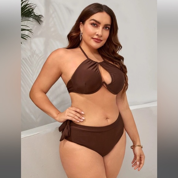 Plus Swimsuit - Picture 4 of 9